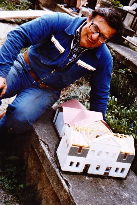 tehdejší husinecký kazatel Jan Valeš s modelem nové modlitebny