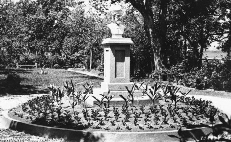 Husův pomník před modlitebnou