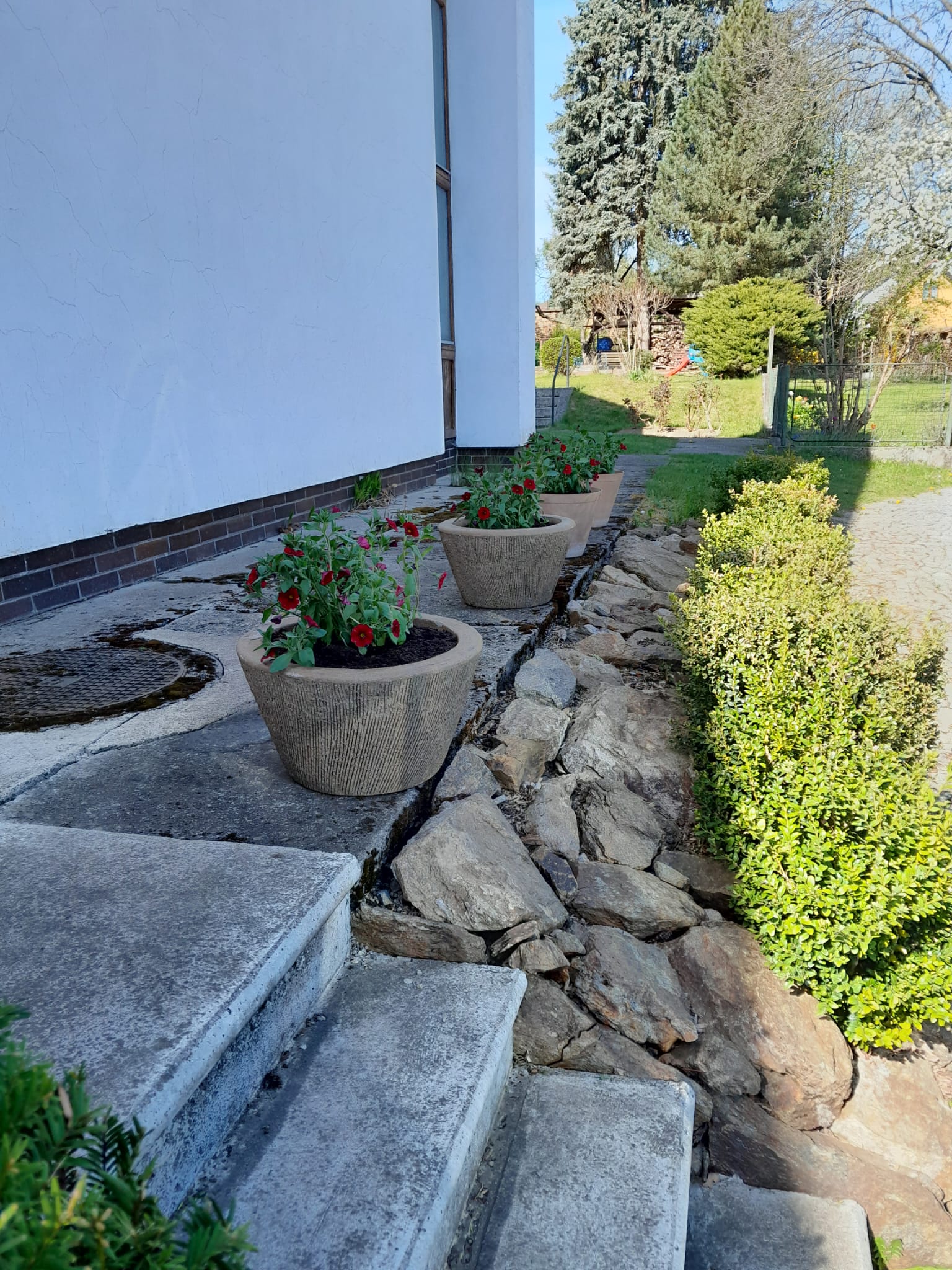 skalka od parkoviště do zahrady