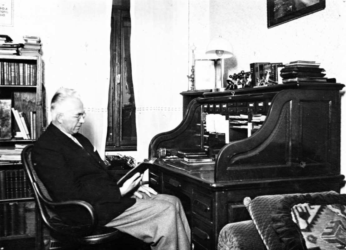 Pavel Jan Hus Zelinka ve své pracovně